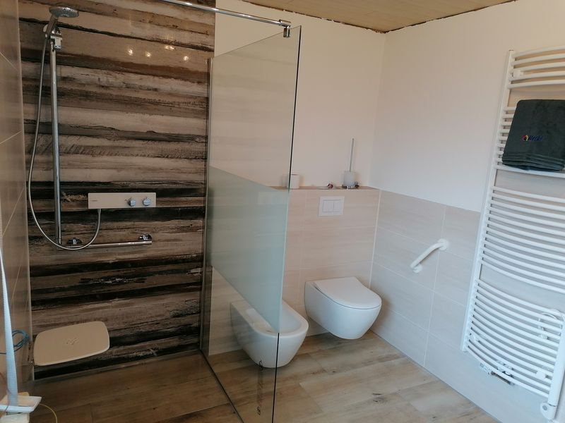 Bodengleiche Walk-in-Dusche mit Fliesen in Holzoptik