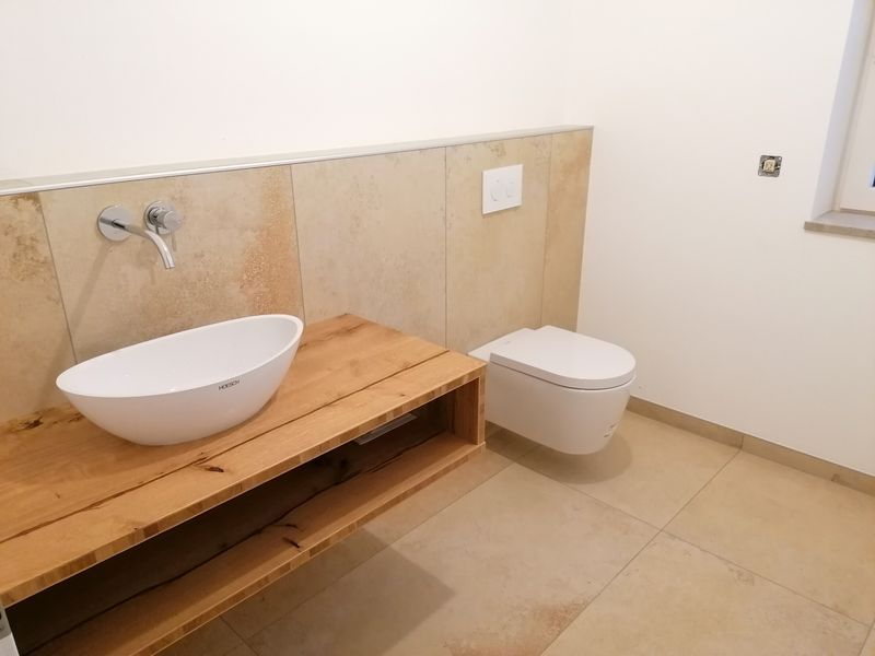 Waschtisch auf Holzkonsole mit wandhängendem WC