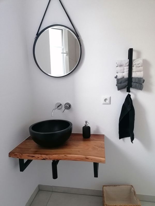 Gäste-WC mit schwarzem Aufsatzbecken